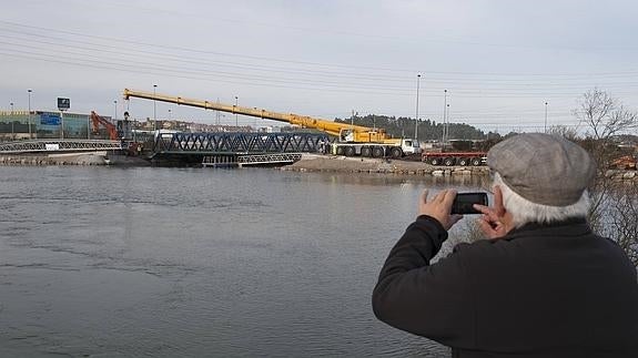 La pasarela para peatones y bicis sobre la ría de Boo estará en servicio en un mes