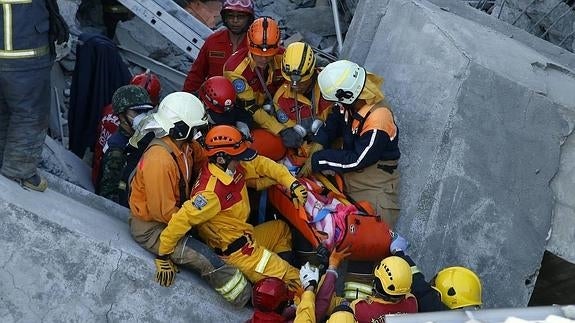 Rescatan a una niña tras pasar 60 horas bajo los escombros