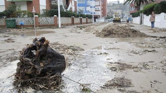 La costa cántabra sortea las olas de la madrugada