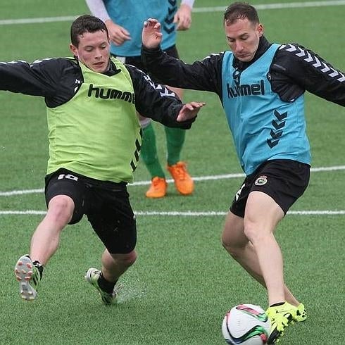 El Racing se adapta a la hierba artificial