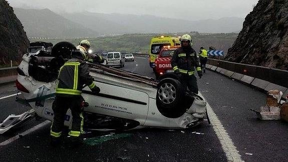 Vuelca un coche en Saltacaballo y el conductor resulta herido leve