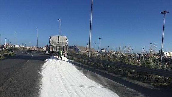 Un camión pierde su carga de sosa a la entrada del Puerto de Santander