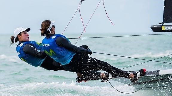 La cántabra Berta Betanzos y Tamara Echegoyen, campeonas del Mundo de la clase 49er FX