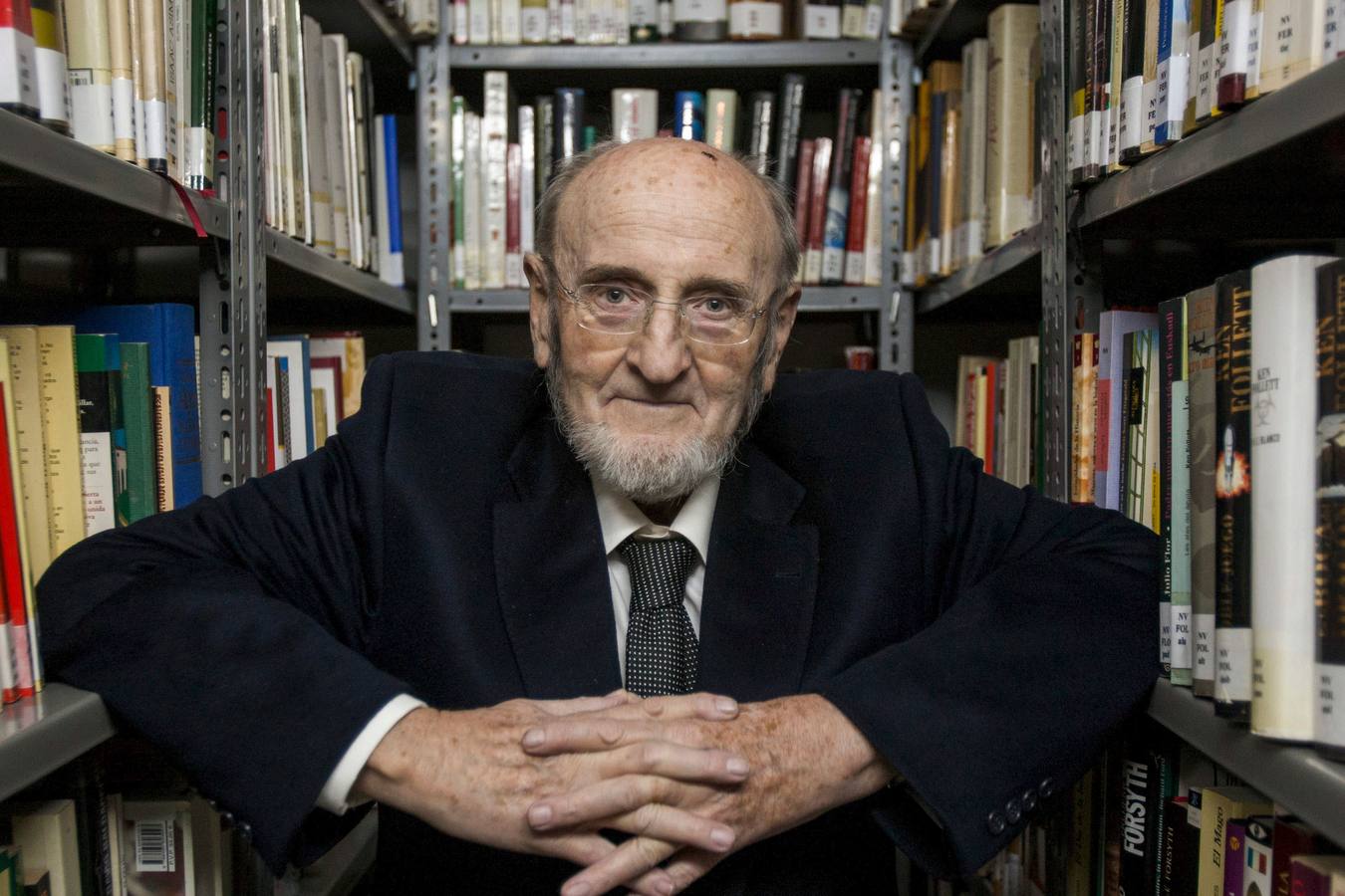 Álvaro Pombo recibe la Estela de Oro en el ‘V Día de las Letras de Cantabria’