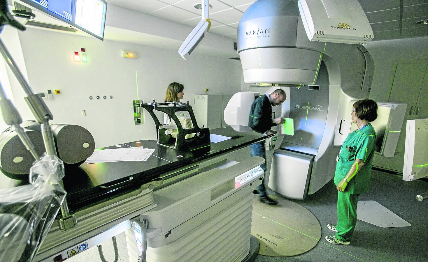 Valdecilla amplía hasta la medianoche la radioterapia para paliar la lista de espera