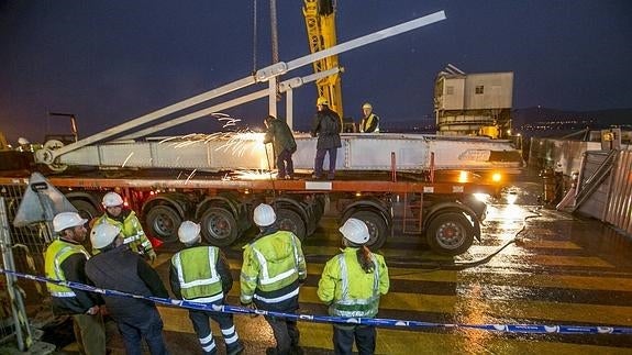 Desmontan la histórica Grúa de Piedra para rehabilitarla por completo