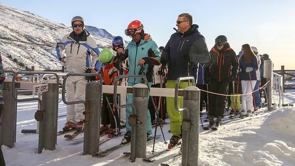 Más de 7.500 esquiadores 'inauguraron' la temporada de nieve en Alto Campoo