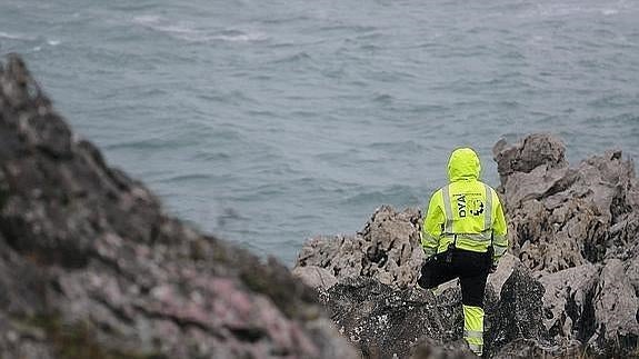 «Mi padre está debajo de esas rocas. Necesito que los buzos lo saquen de ahí»