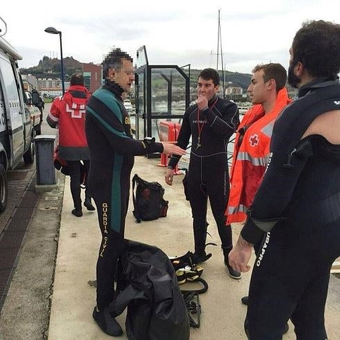 Los buzos abortan la búsqueda del pescador en Islares por la mala mar