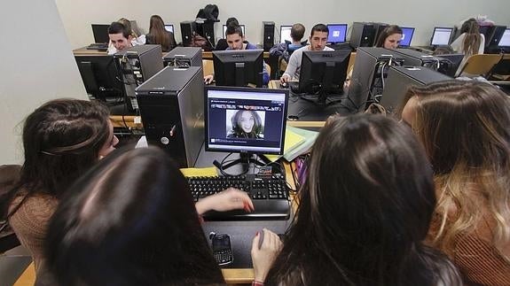 Los jóvenes y su relación con las redes sociales, a debate en Torrelavega