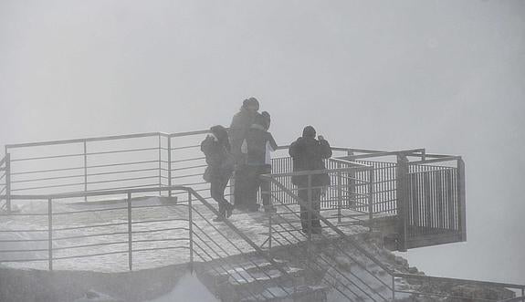 El mal tiempo deja un fin de febrero con viento, nieve y cortes en carreteras