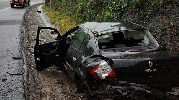 La intensa lluvia provoca un accidente en la A-8