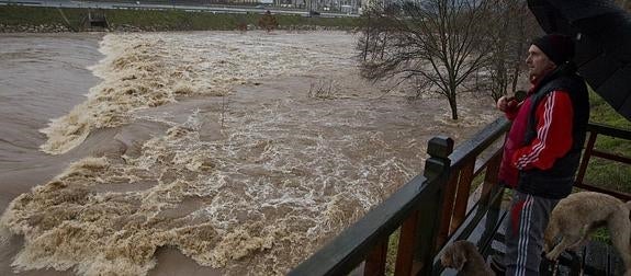 La incesante lluvia desborda los ríos cántabros y anega viviendas y carreteras