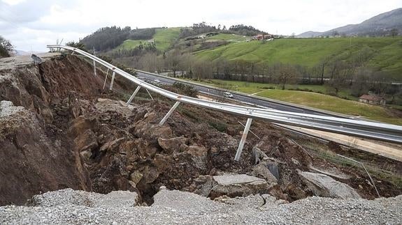 La seguridad en las carreteras cántabras, amenazada por una decena de argayos