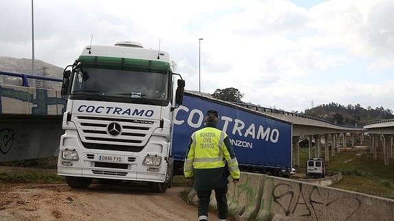 Un camionero queda atrapado por culpa del GPS bajo un puente de la S-10