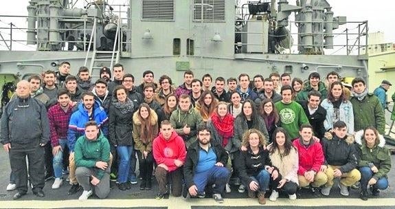 Cincuenta alumnos de Náutica embarcaron en el 'Serviola'
