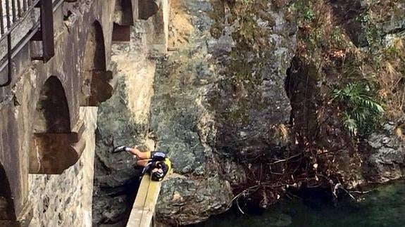 El ciclista que voló sobre el Puente del Diablo
