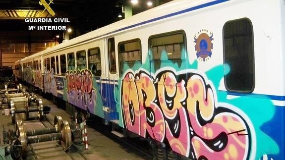 Grafiteros encapuchados asaltan un tren en Mogro lleno de viajeros y accionan el freno de emergencia