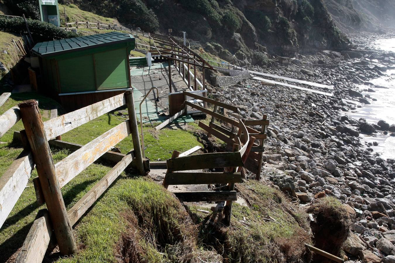 Suances pide ayuda a Costas para recuperar la playa de Los Locos