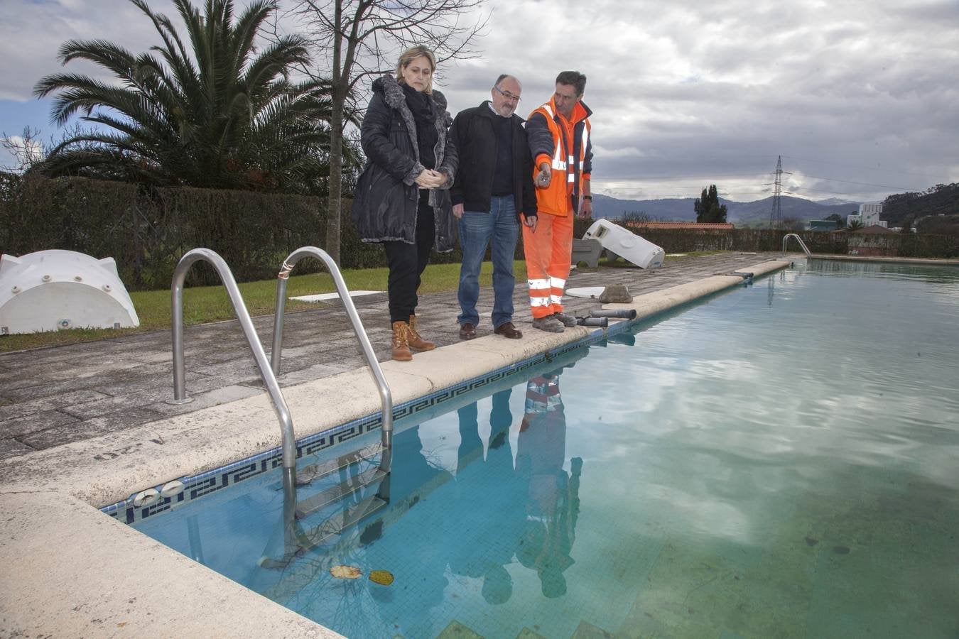 El Ayuntamiento repara la piscina de Igollo