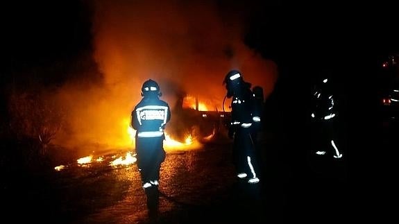 Arden dos coches en San Felices de Buelna y Aes