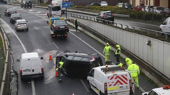 Vuelcan dos coches en el túnel de Maliaño