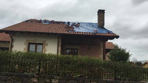 Desalojada en plena noche una casa de Entrambasaguas por un incendio