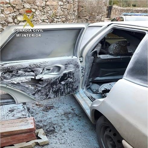 Detenidos dos hermanos de Liérganes por amenazar de muerte a un vecino y quemarle el coche