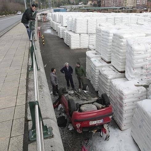 Una conductora 'vuela' desde la carretera y se precipita al recinto de Aspla