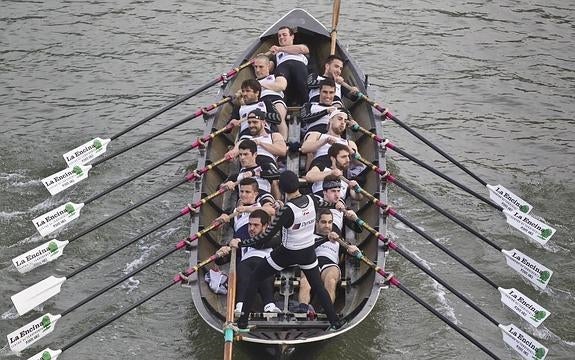 Los remeros de Astillero se plantan en su regata