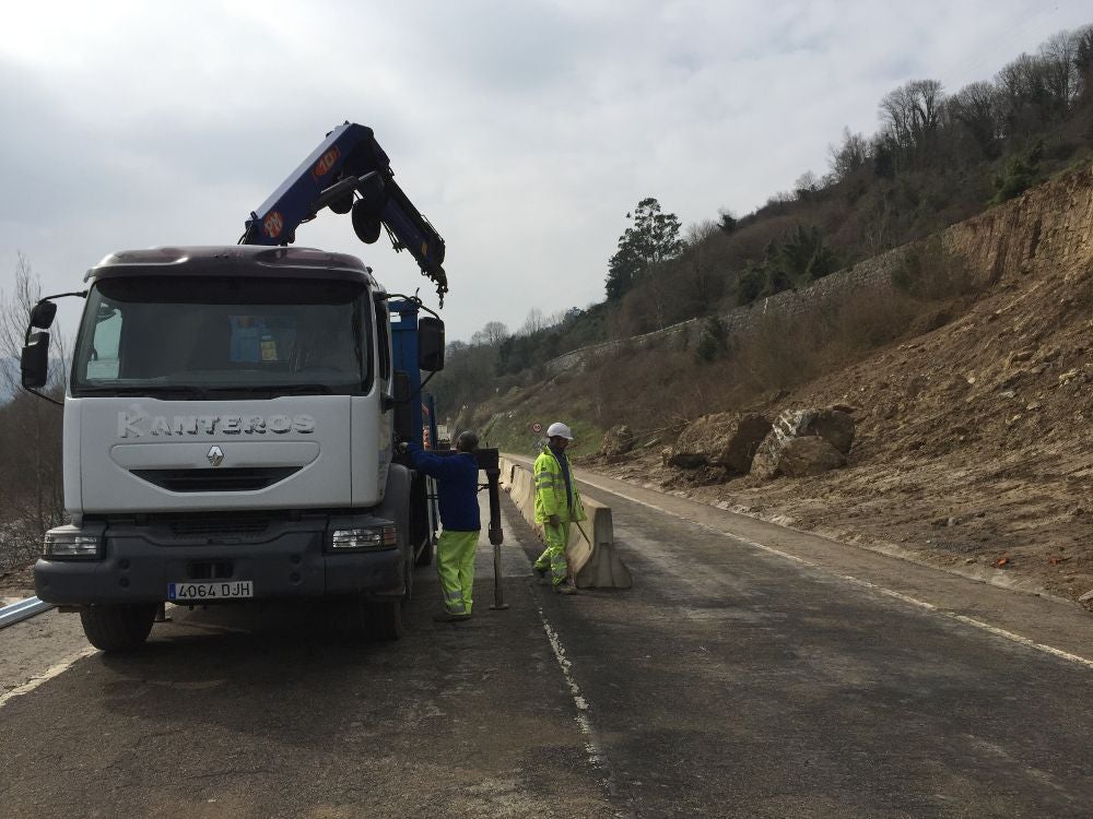 Reabierto el tráfico de la N-623 en Borleña tras retirar parte del argayo