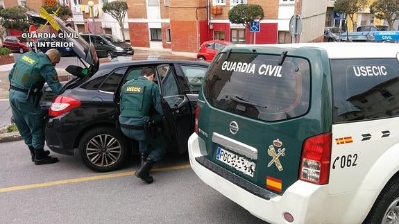 La Guardia Civil detiene a un 'camello' en una discoteca de Castro con todo tipo de drogas