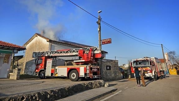 El horno de leña provoca un incendio en la panadería San Roque de Cóbreces