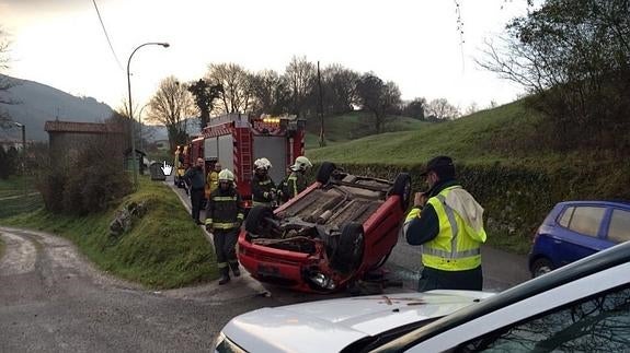 Un coche vuelca en Otañes y el conductor resulta herido leve