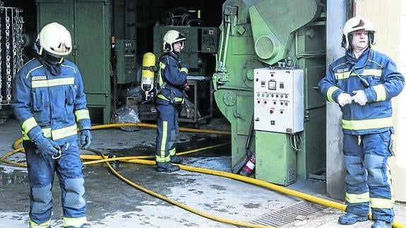 Los bomberos extinguen un incendio en la fábrica de Ecrimesa