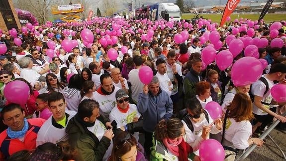 La solidaridad invade Los Corrales de Buelna en la marcha 'Luchamos por la Vida'