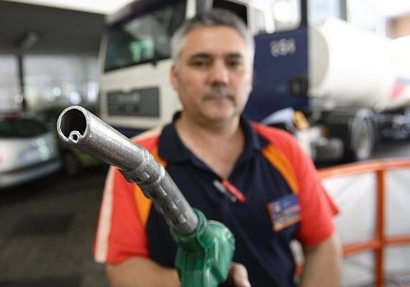 El diésel duplica la subida del crudo cada vez que llega la Semana Santa