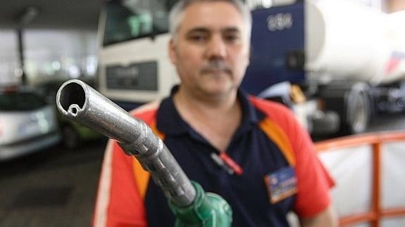 El diésel duplica la subida del crudo cada vez que llega la Semana Santa