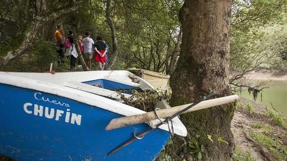 A la Cueva del Chufín, en barca por Palombera