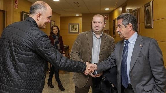 Revilla apoya que cada guardia civil tenga un chaleco antibalas