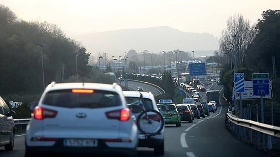 Retenciones de hasta tres kilómetros en Torrelavega, Castro y Santander