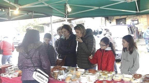 Vega de Pas celebra hasta el domingo su feria de artesanía y gastronomía