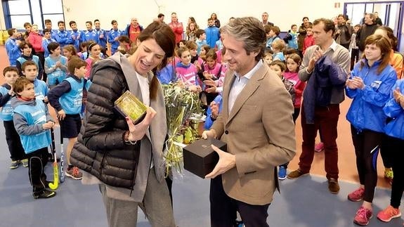 Regalos y aplausos para Ruth Beitia