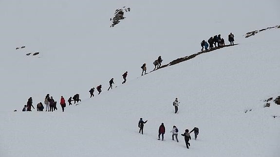 Liébana 'a tope': colas de dos horas y media para subir al teleférico