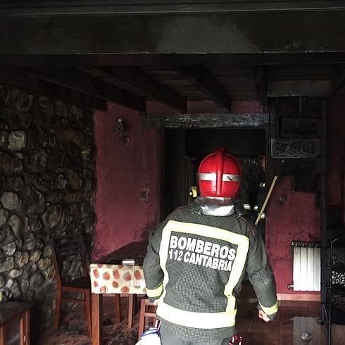 Se incendia su vivienda de Hijas y piden ayuda a los vecinos para apagar el fuego