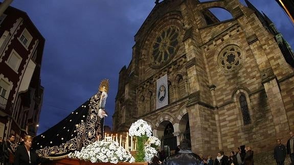 La procesión no autorizada llena las calles de Torrelavega