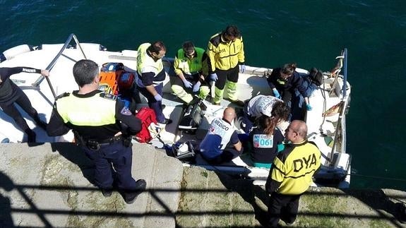 Dos hombres naufragan frente al rompeolas de Castro Urdiales