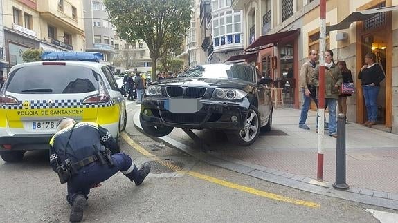 Un coche se incrusta en un bolardo de la calle San José