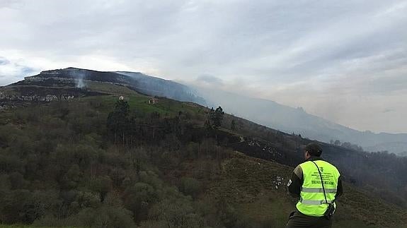 Dos incendios forestales activos en Riotuerto y Entrambasaguas