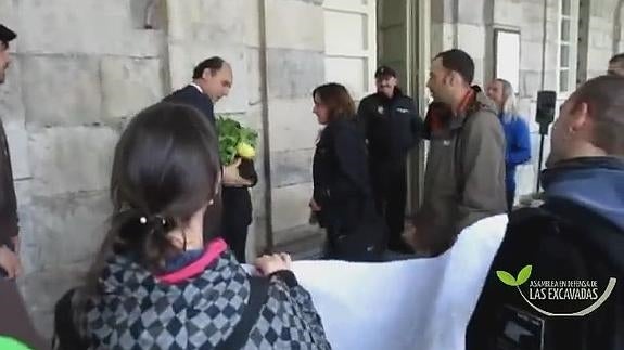 Diego devuelve con un taconazo un limón que le ofrecen en una protesta frente al Parlamento